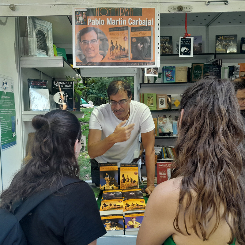 Pablo Martín Carbajal firma ejemplares de Yo no seré la implorante y El Latido de Al-Magreb.